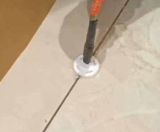 双辽瓷砖空鼓维修公司专业解答瓷砖在铺贴过程中，如果没有涂抹均匀到位的粘结材料（如水泥砂浆或瓷砖胶），可能会导致以下问题