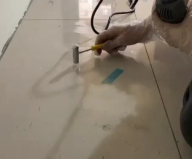双辽瓷砖开裂维修公司专业分享瓷砖在铺贴前如果没有沥干水分，将会导致以下问题